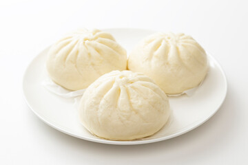 皿に乗った肉まん　白バック