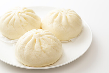 皿にのった肉まん　白バック