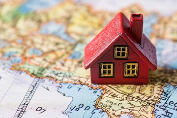 Naklejka premium Miniature red house on vintage map