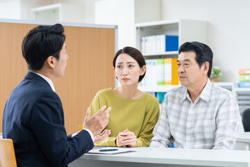 プランナーに相続の相談をする親子