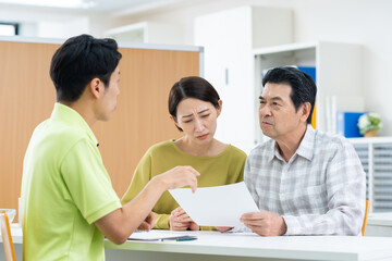 Obraz premium ケアプランを相談する親子