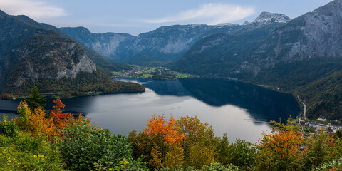 Fototapeta premium Aerial scenic panoramic view of Alpine lake Hallstattersee in autumn time near Hallstatt village in Austria.