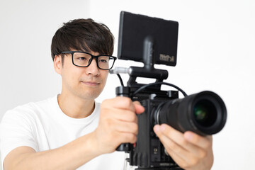 カメラを構える男性