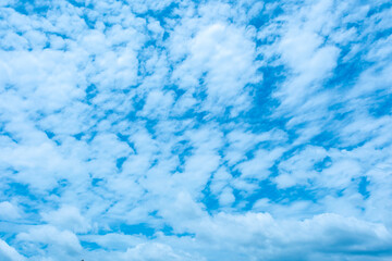 Obraz premium Panorama of cloud clear sky background for summer vacation concept at ocean and summer sea water with sunlight of beautiful cloudy 