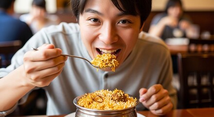 ビリヤニを美味しそうに食べる日本人男性