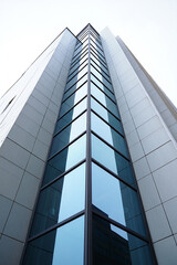 Obraz premium Modern Architecture A Striking View of a Glass Skyscraper