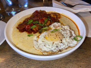 Shrimp and grits dish