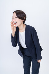 応援するスーツを着た女性