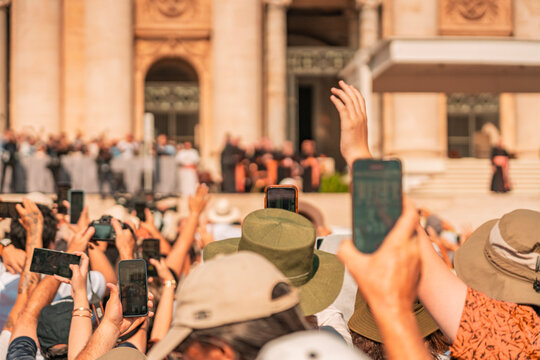 08 08 2025 Rome, Italy - Tourists taking photos of Pope at basilica square