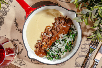 mashed potatoes with pulled beef and sauce