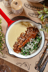 mashed potatoes with pulled beef and sauce