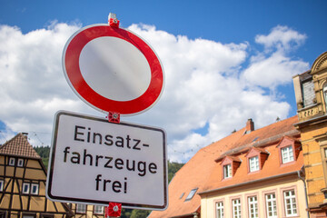 Verkehrsschild mit dem Hinweis auf eine Straßensperrung mit dem Zusatz, das Einsatzfahrzeuge, beispielsweise Feuerwehr, Polizei und Rettungsdienst ausgenommen sind.