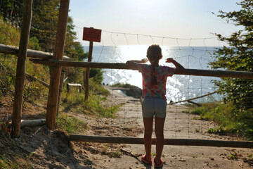 Dziewczynka. Morze bałtyckie. Drzewa. Klify. Poddąbie. Droga. Zamknięta © Bluku