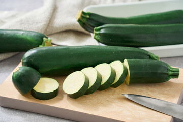 カットしたズッキーニ｜まな板の上の調理工程