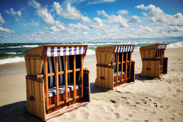 Kosze na plaży. Morze bałtyckie. Chmury. Plaża © Bluku