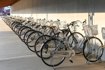 綺麗に並んだたくさんの自転車