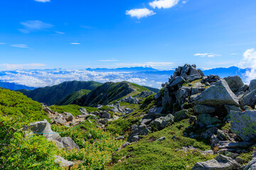 木曽駒ヶ岳稜線に広がる岩場と爽やかな登山風景