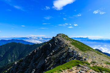 Fototapeta premium 木曽駒ヶ岳稜線に広がる岩場と爽やかな登山風景