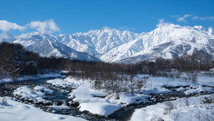 Fototapeta premium 雪に覆われた北アルプスの山並み 長野県白馬村