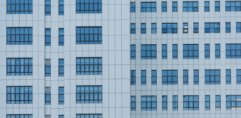 Fototapeta premiumThe partial structure of the modern office building's facade is made of blue glass.