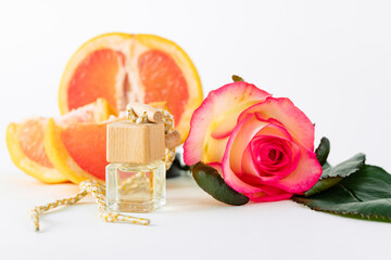 Car perfume with grapefruit and rose aroma is a stylish accessory for your car and home. The freshness of citrus and the tenderness of flowers create a cozy atmosphere.