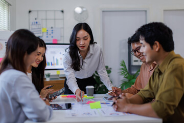 Obraz premium Group of Asian business people teams meeting working together in modern office working design planning and ideas concept 