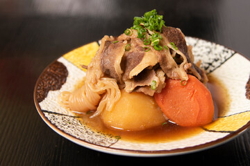 肉とじゃがいもの煮物