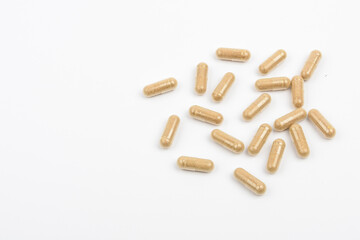 Suplementação alimentar, cápsulas em fundo branco	
