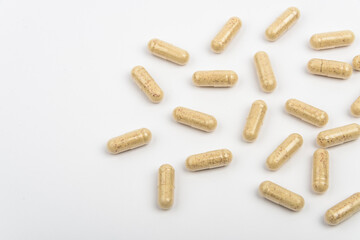 Suplementação alimentar, cápsulas em fundo branco	
