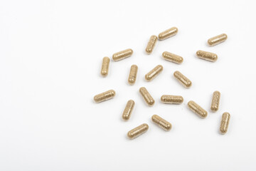 Suplementa&ccedil;&atilde;o alimentar, c&aacute;psulas em fundo branco	
