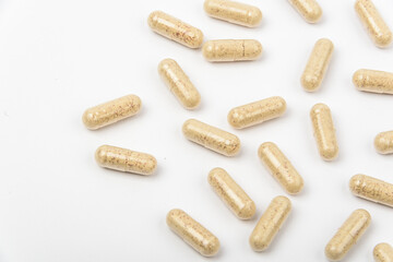 Suplementação alimentar, cápsulas em fundo branco	
