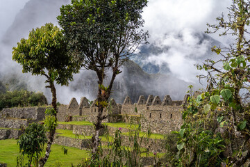 Naklejka premium Panoramic view of Machu Picchu ruins with Huayna Picchu in background, Peru