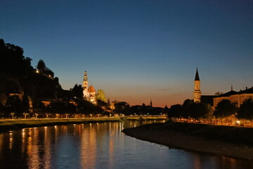 Obraz premium Die Salzach durch Salzburg am Abend
