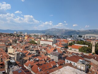 Fototapeta premium Panoramic view of Split, Croatia with red-tiled roofs and mountains.