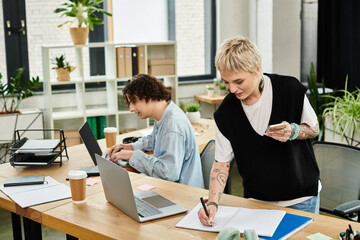 Obraz premium Young professionals collaborating in a modern office setting during a productive workday