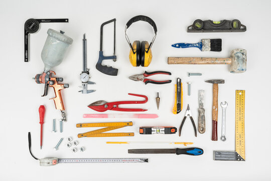 Conjunto de ferramentas manuais usadas em vista frontal num fundo branco