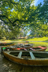 Obraz premium Quiet park with lake and small boats