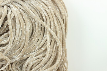 蕎麦の美学、白粉が彩る平切麺