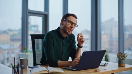 Obraz premium Bearded entrepreneur creating business project thinking at office closeup.