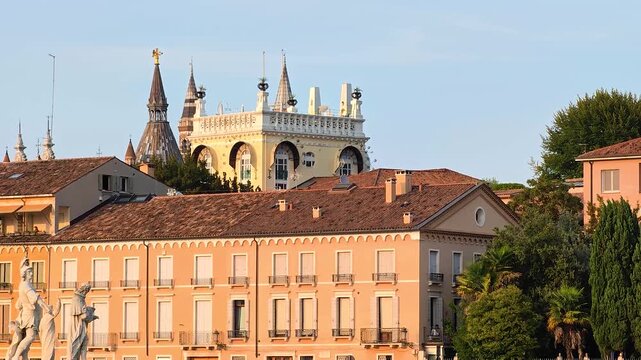 Palazzi storici fronteggianti il Prato della Valle a Padova