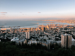 Obraz premium Sunset view over the city and harbor of Haifa, Israel from a nearby hillside
