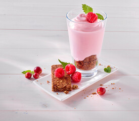 Himbeer Speisequark mit Muesliriegel, Shake, Himbeershake, Joghurt, Beeren, 