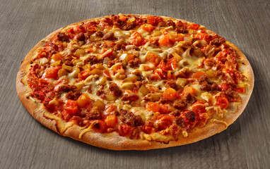 Pizza mit Hackfleisch Tomaten und Zwiebeln auf rustikaler Holzplatte