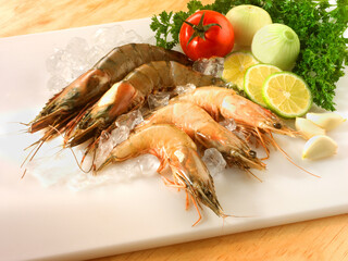 Prawns, Prawns mit Tomaten und Limetten, Scampis, Meeresfrüchte, Garnelen, 
