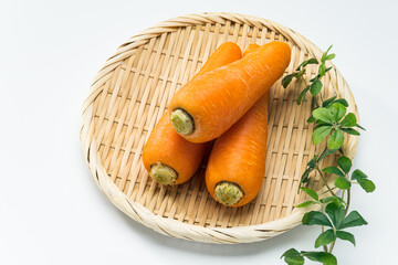 ざるに盛り付けられた新鮮な人参