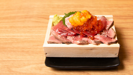 いくらウニ鮪の刺身とローストビーフ