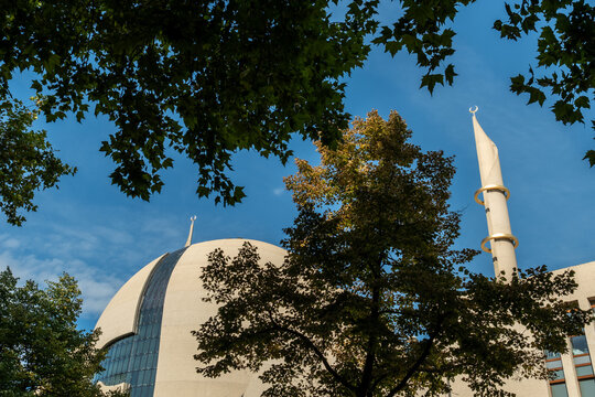 Moschee K&ouml;ln mit Minarett und B&auml;umen