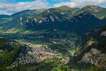 Der Ort Thusis in den Schweizer Bergen im Kanton Graub&uuml;nden