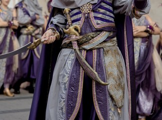 Obraz premium mujer, falda, disfraces, moda, modelaje, señora, gente, beldad, carnaval, estilo, rojo, medieval, negro, persona, arte, viejo, religiones, antifaz, moros y cristianos, fiestas, pueblo
