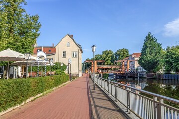 zehdenick, deutschland - uferpromenade mit gastronomie an der schleuse
